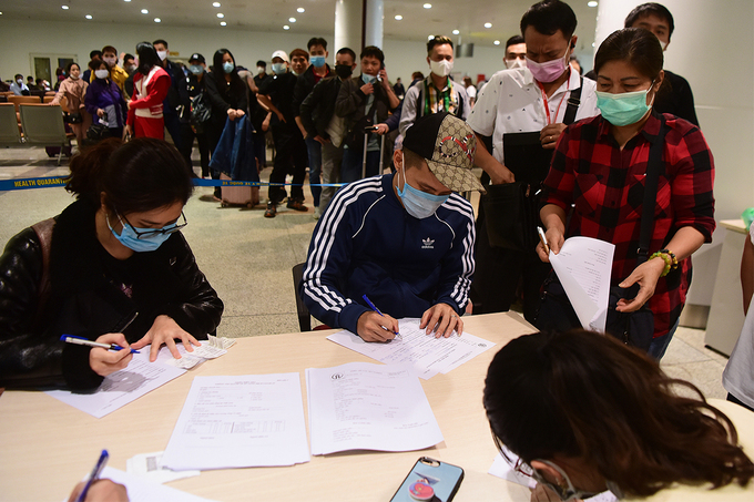 Hành khách khai báo y tế tại sân bay Nội Bài tháng 3/2020. Ảnh: Giang Huy.